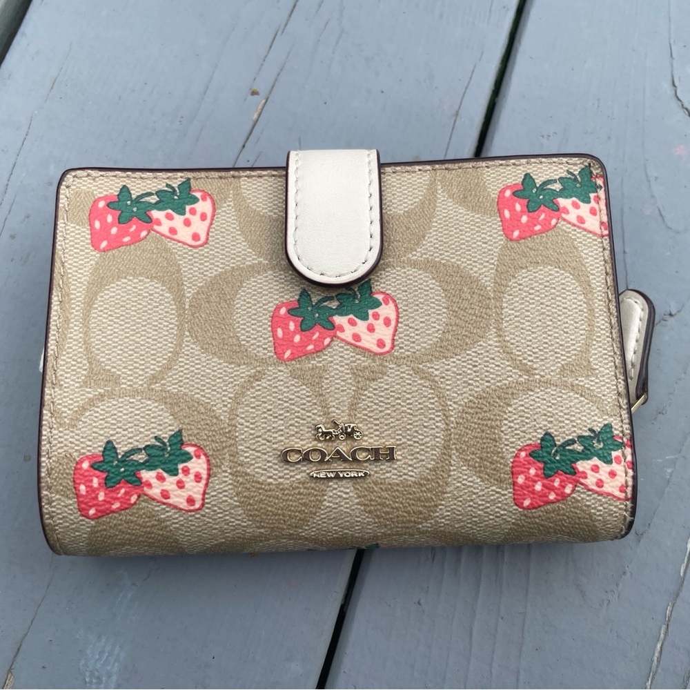 Coach wallet strawberry